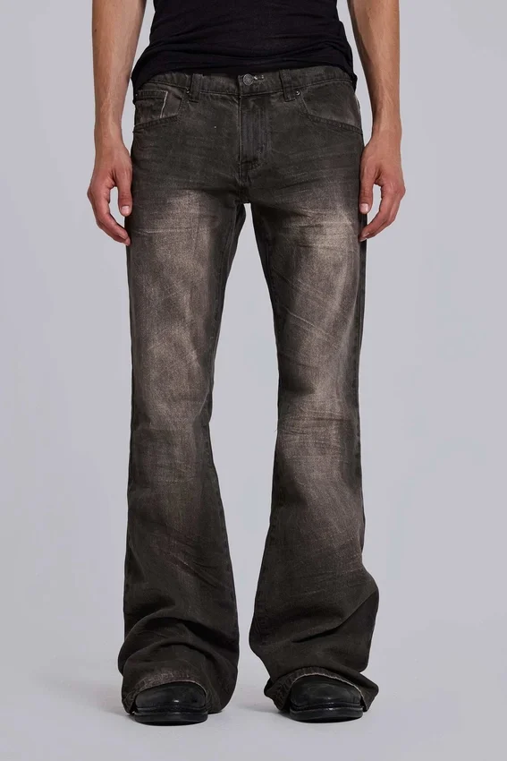 Brązowe jeansy typu bootcut z przetarciami