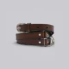Brązowy skórzany pasek typu „saddle skinny”