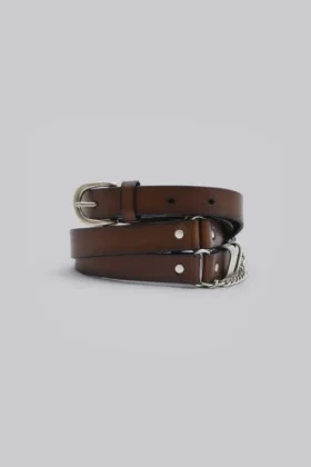 Brązowy skórzany pasek typu „saddle skinny”