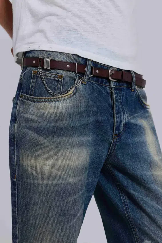 Brązowy skórzany pasek typu „saddle skinny”