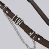 Brązowy skórzany pasek typu „saddle skinny”