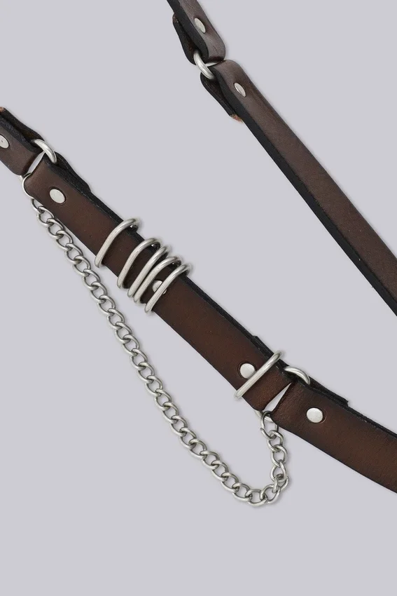 Brązowy skórzany pasek typu „saddle skinny”