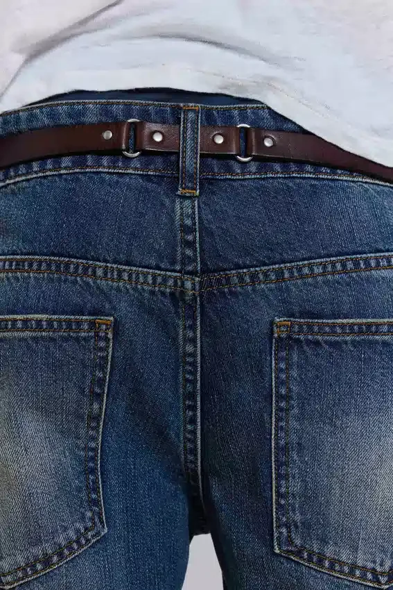 Brązowy skórzany pasek typu „saddle skinny”