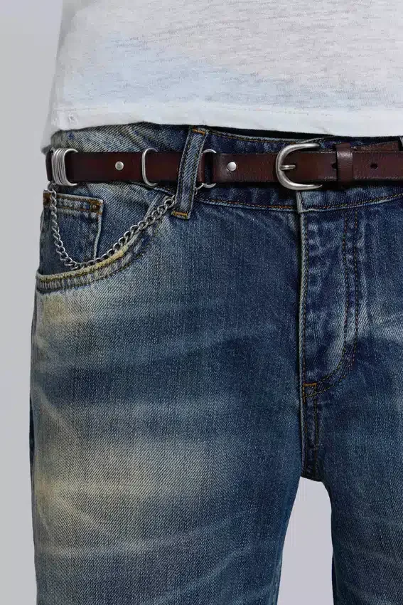 Brązowy skórzany pasek typu „saddle skinny”