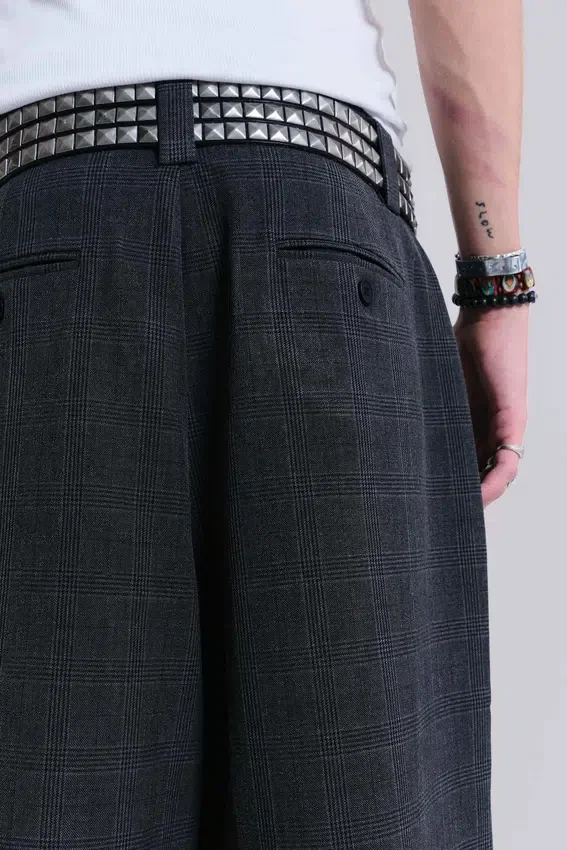 Ciemne Goliath Shorts w kratę