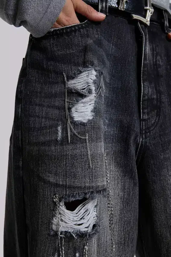 Colossus Jeans XL z efektem postarzenia i łańcuchowymi detalami