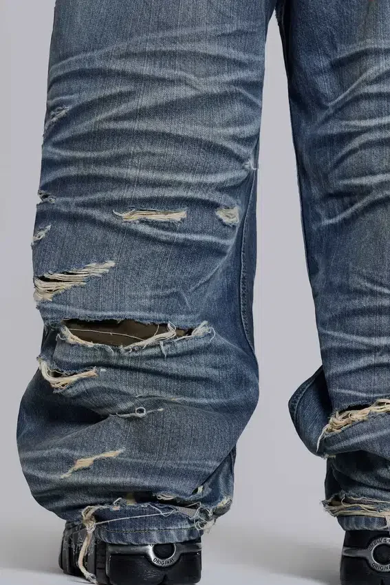 Colossus Jeans XL z podartymi nogawkami i ukrytym wzorem kamuflażu