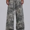 Colossus Jeans z wzorem kamuflażu Woodland, wykonane z tkaniny igłowanej