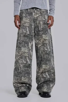 Colossus Jeans z wzorem kamuflażu Woodland, wykonane z tkaniny igłowanej