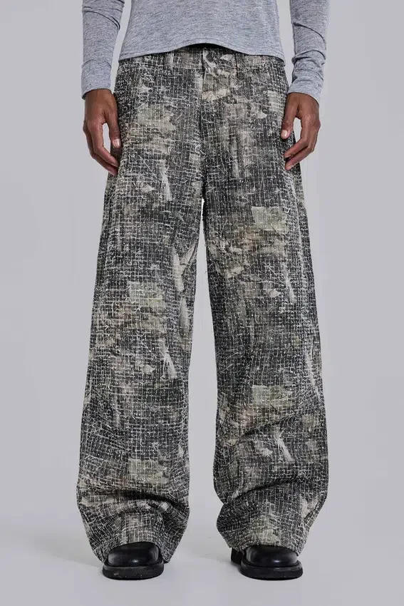 Colossus Jeans z wzorem kamuflażu Woodland, wykonane z tkaniny igłowanej