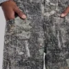 Colossus Jeans z wzorem kamuflażu Woodland, wykonane z tkaniny igłowanej