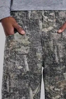 Colossus Jeans z wzorem kamuflażu Woodland, wykonane z tkaniny igłowanej