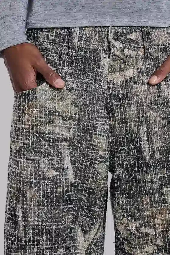 Colossus Jeans z wzorem kamuflażu Woodland, wykonane z tkaniny igłowanej