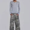 Colossus Jeans z wzorem kamuflażu Woodland, wykonane z tkaniny igłowanej