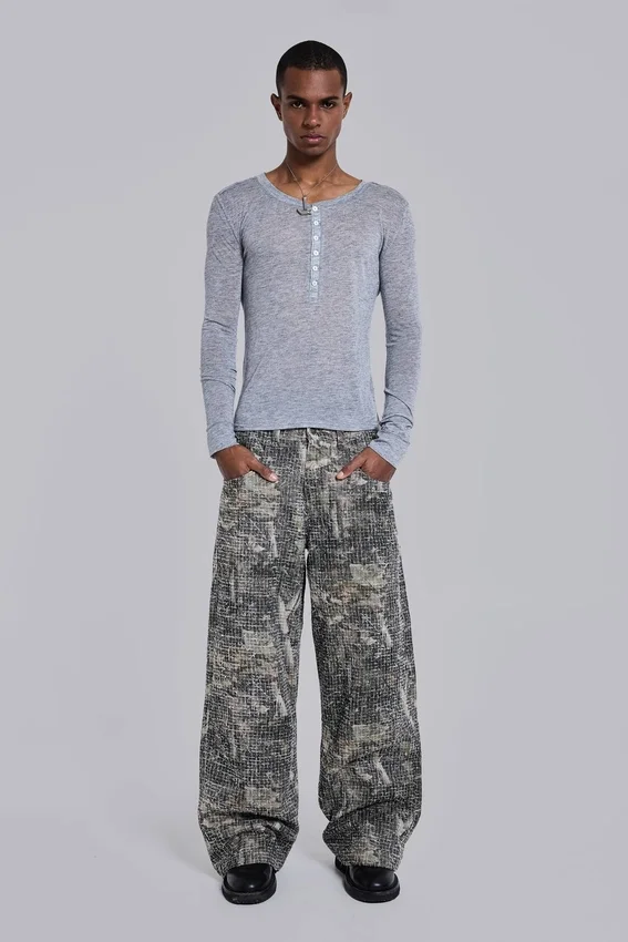 Colossus Jeans z wzorem kamuflażu Woodland, wykonane z tkaniny igłowanej