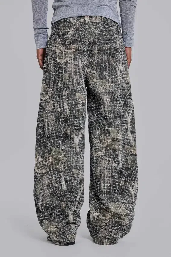 Colossus Jeans z wzorem kamuflażu Woodland, wykonane z tkaniny igłowanej