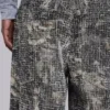 Colossus Jeans z wzorem kamuflażu Woodland, wykonane z tkaniny igłowanej
