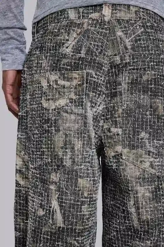 Colossus Jeans z wzorem kamuflażu Woodland, wykonane z tkaniny igłowanej