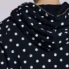 Czarna bluza z kapturem w groszki