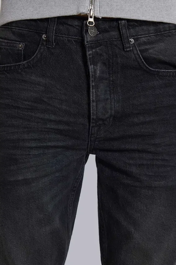 Czarne jeansy typu „drain” z efektem sprania