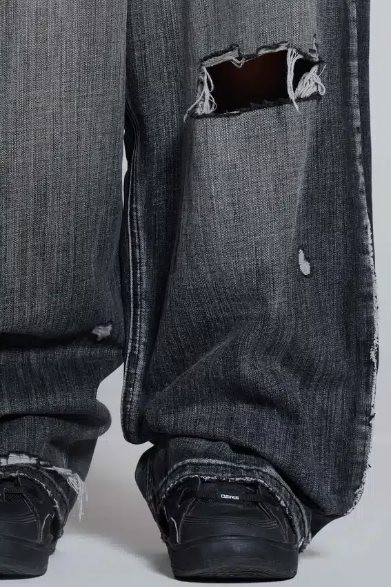 Czarne jeansy XL Colossus z efektem erozji
