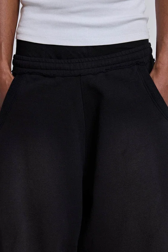 Czarne, luźne spodenki Monster Joggers z mankietami