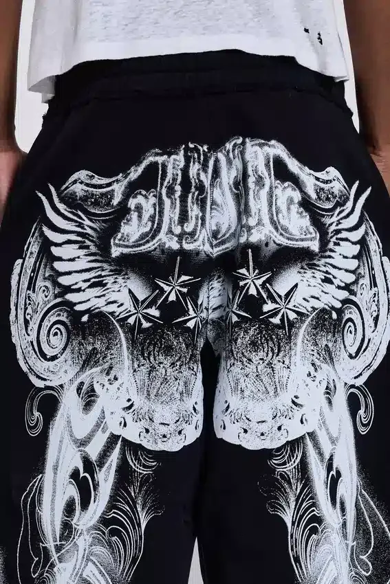 Czarne, luźne spodnie dresowe „Monster Joggers” z gotyckim nadrukiem