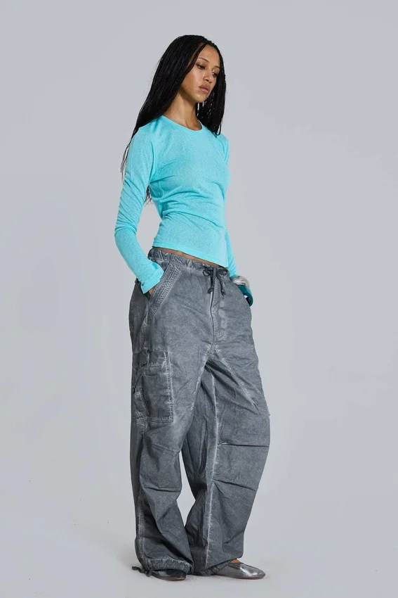 Czarne Parachute Pants z efektem olejowego wykończenia