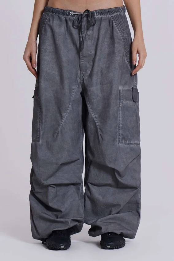 Czarne Parachute Pants z efektem olejowego wykończenia