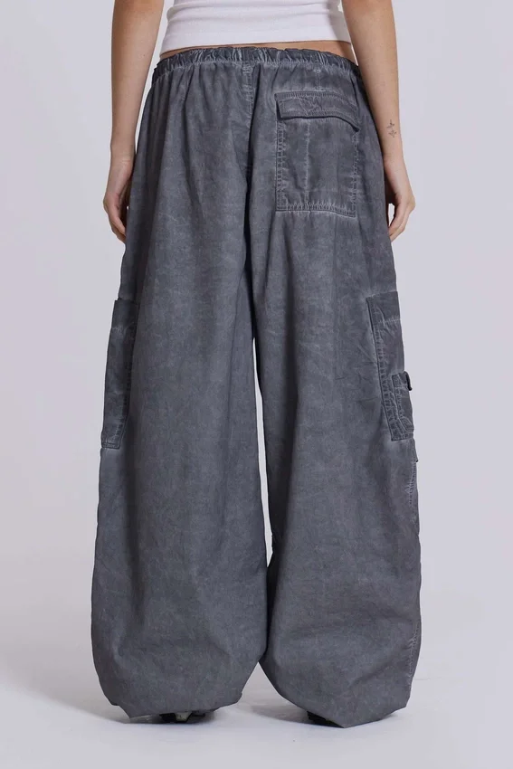 Czarne Parachute Pants z efektem olejowego wykończenia