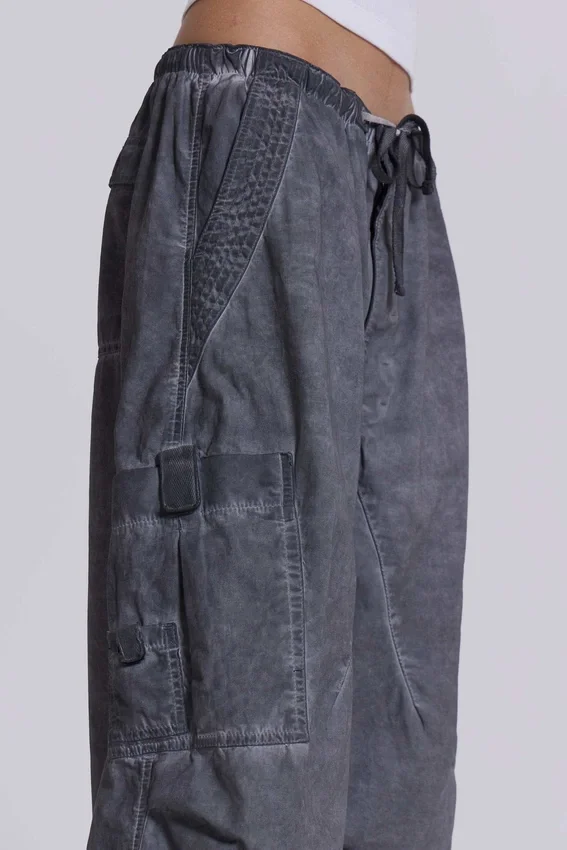 Czarne Parachute Pants z efektem olejowego wykończenia