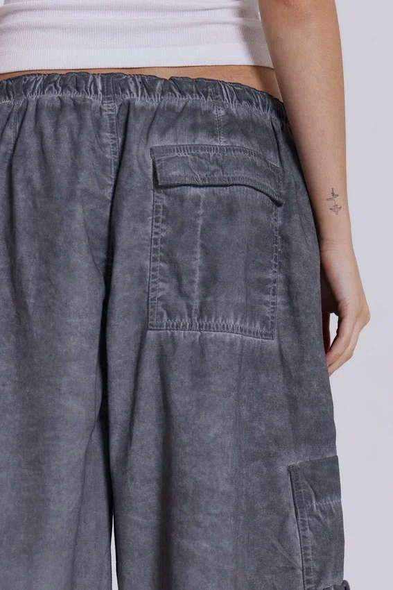 Czarne Parachute Pants z efektem olejowego wykończenia