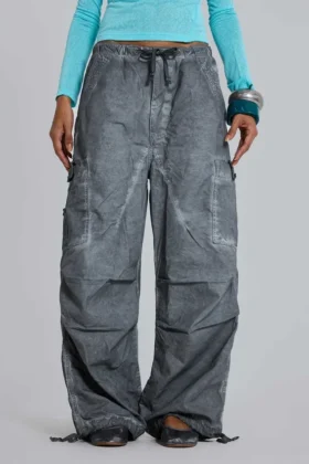 Czarne Parachute Pants z efektem olejowego wykończenia