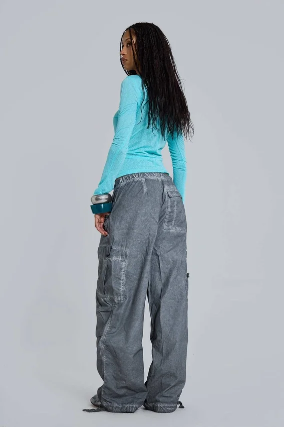 Czarne Parachute Pants z efektem olejowego wykończenia