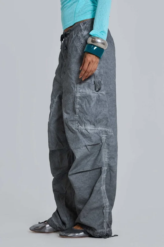 Czarne Parachute Pants z efektem olejowego wykończenia