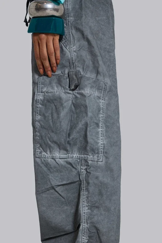 Czarne Parachute Pants z efektem olejowego wykończenia