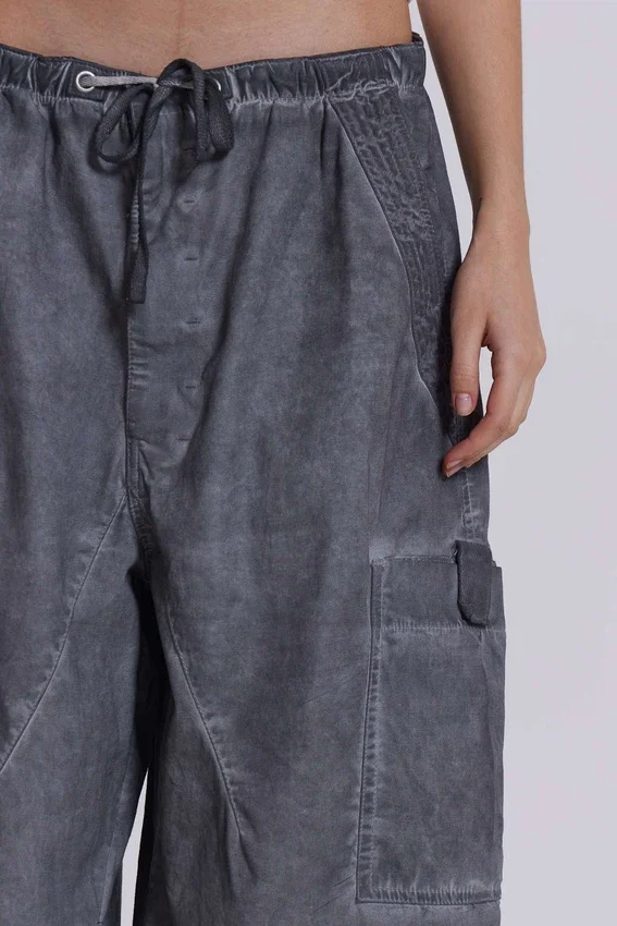 Czarne Parachute Pants z efektem olejowego wykończenia