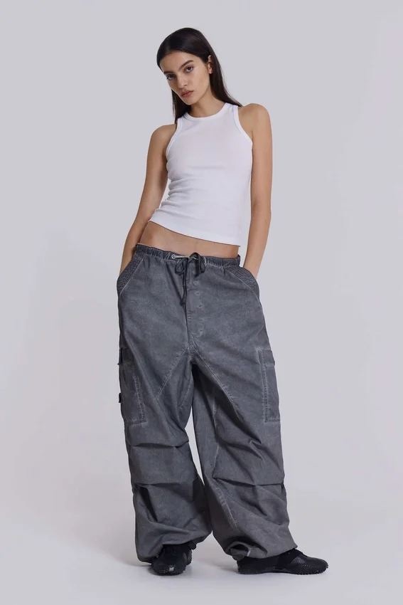 Czarne Parachute Pants z efektem olejowego wykończenia