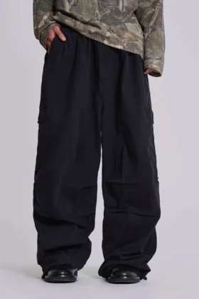 Czarne spodnie cargo Parachute