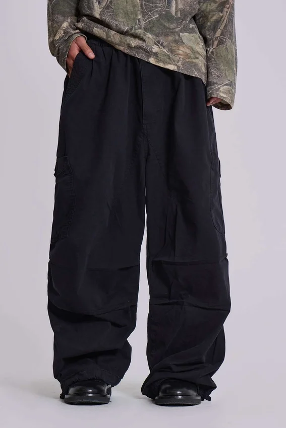 Czarne spodnie cargo Parachute