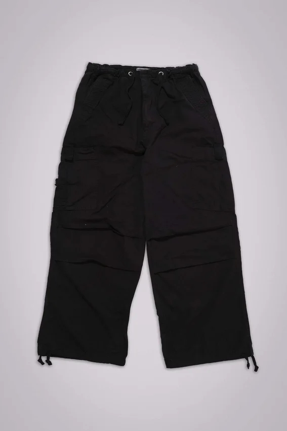 Czarne spodnie cargo Parachute