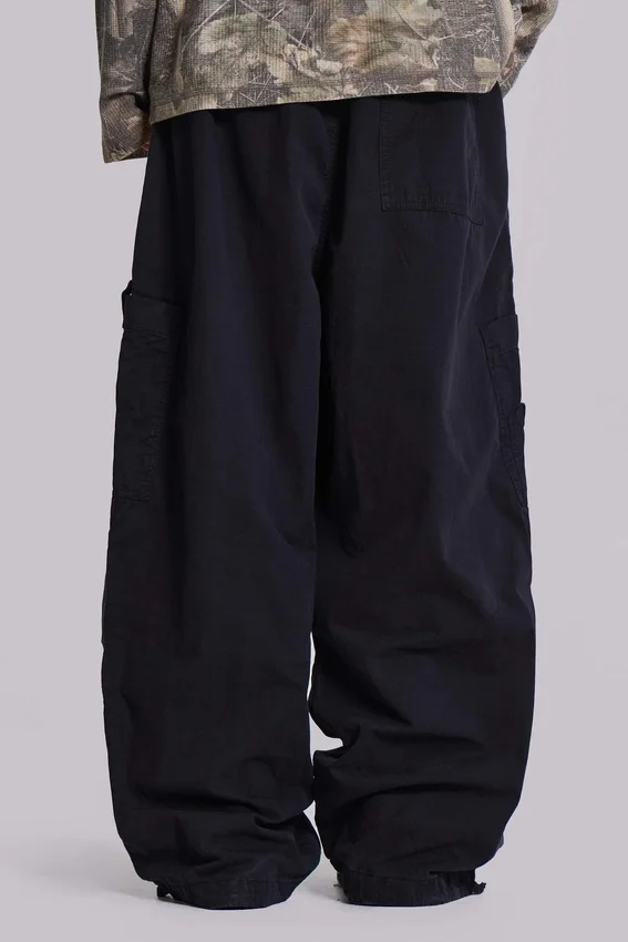 Czarne spodnie cargo Parachute