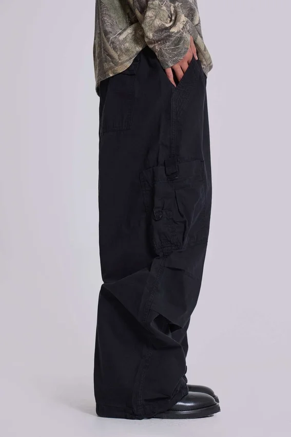 Czarne spodnie cargo Parachute