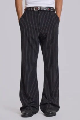 Czarne spodnie garniturowe typu bootcut w cienką prążkowaną kratę
