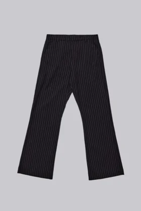 Czarne spodnie garniturowe typu bootcut w cienką prążkowaną kratę