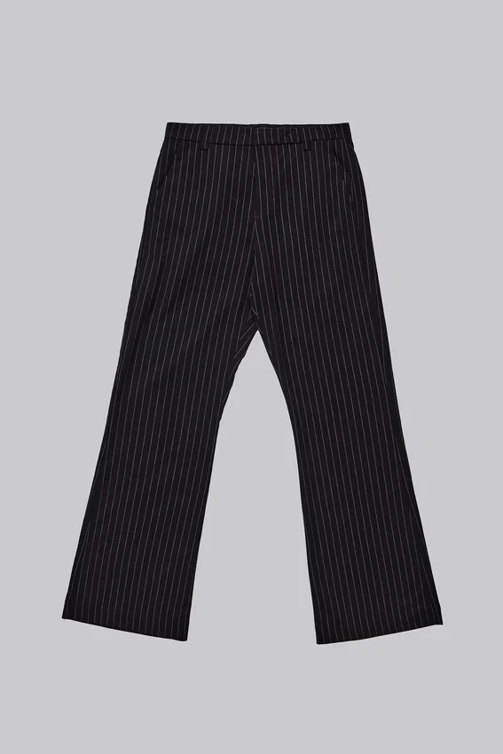 Czarne spodnie garniturowe typu bootcut w cienką prążkowaną kratę