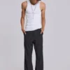 Czarne spodnie garniturowe typu bootcut w cienką prążkowaną kratę