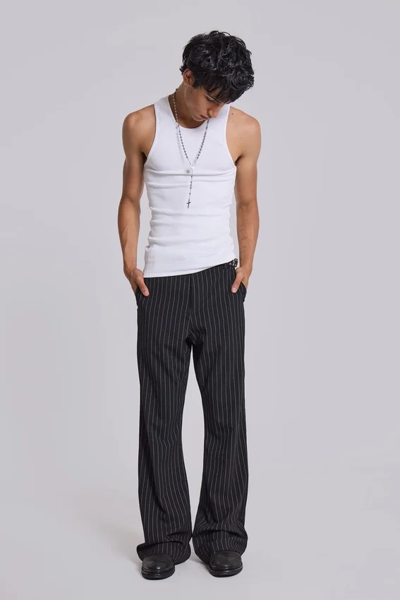 Czarne spodnie garniturowe typu bootcut w cienką prążkowaną kratę