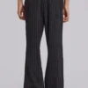 Czarne spodnie garniturowe typu bootcut w cienką prążkowaną kratę