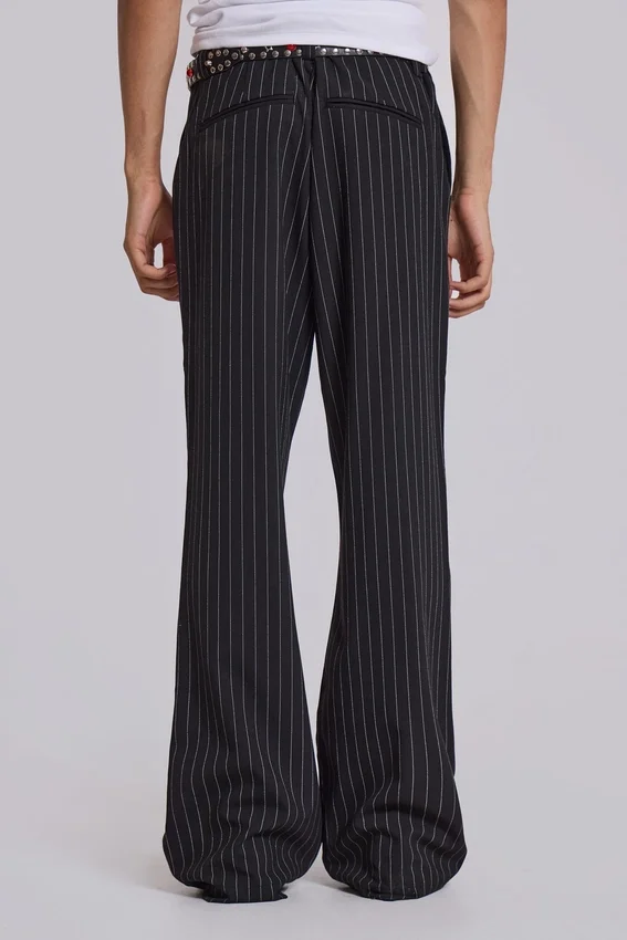 Czarne spodnie garniturowe typu bootcut w cienką prążkowaną kratę
